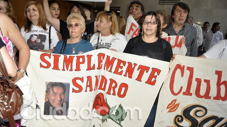 Inauguraron una placa en homenaje a Sandro en el teatro Gran Rex. (Foto: Jennifer Rubio-Ciudad.com)