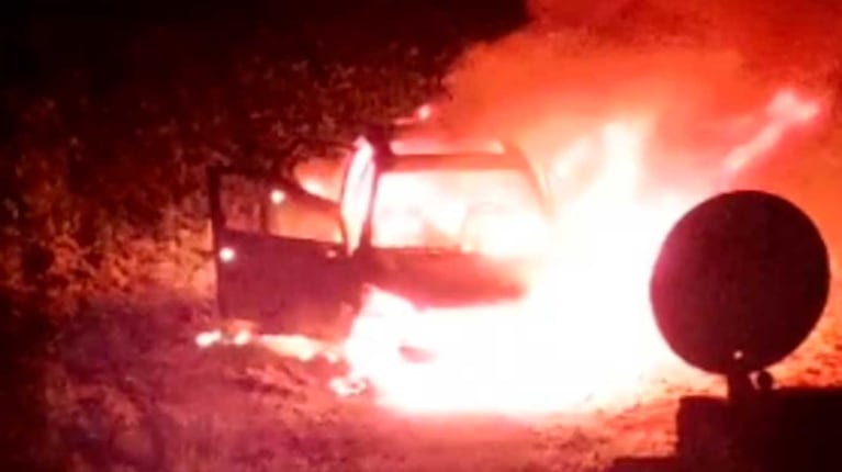 Incendiaron la camioneta blanca donde se subieron las Morena, Lara y Brenda en zona Oeste (Foto: captura TN)