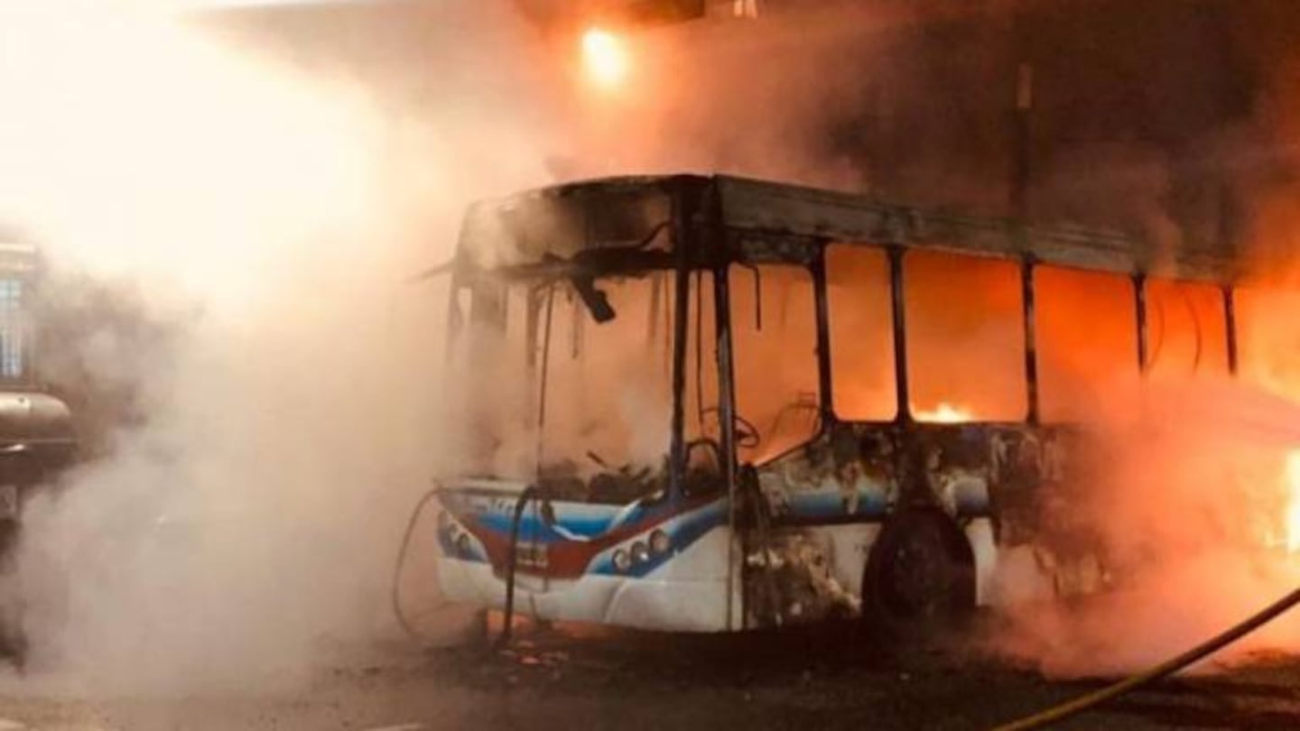 Incendio y explosión en Almagro: un colectivo en llamas en plena Avenida Corrientes