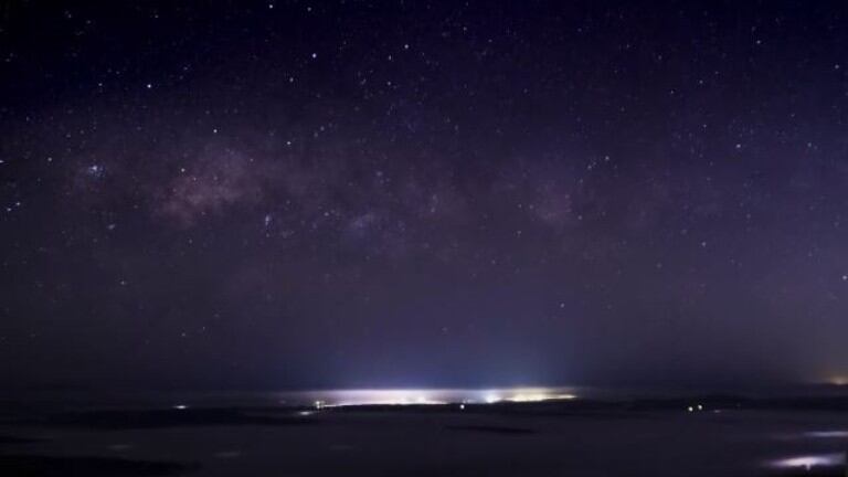 Increíble grabación en cámara lenta de las estrellas del cielo de Australia al amanecer