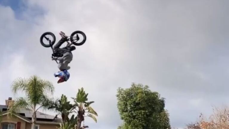 Increíble: pequeño de ocho años hace una sorprendente pirueta en el aire con su bici