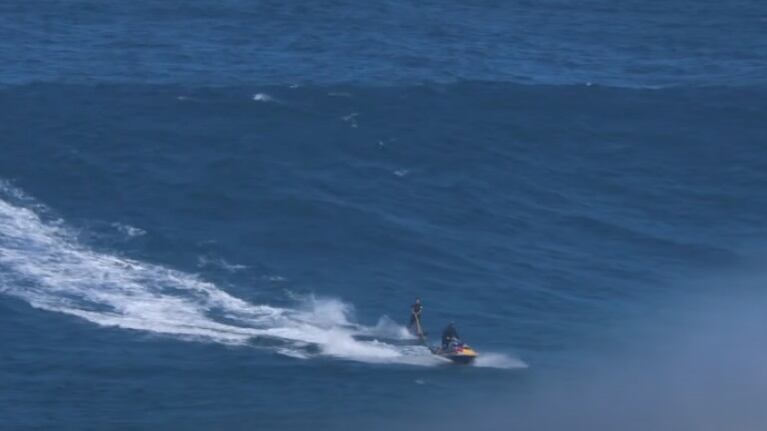 Increíbles imágenes de surfistas en acción durante el invierno en Hawái