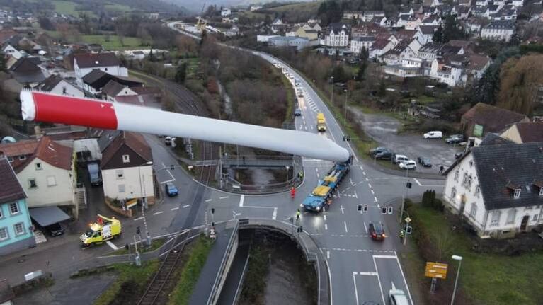 Increíbles imágenes de un camión llevando una enorme pieza de un aerogenerador de casi 70 metros