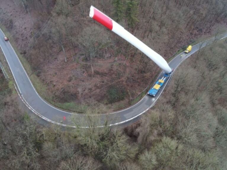 Increíbles imágenes de un camión llevando una enorme pieza de un aerogenerador de casi 70 metros