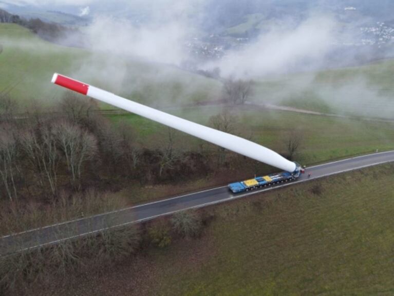 Increíbles imágenes de un camión llevando una enorme pieza de un aerogenerador de casi 70 metros