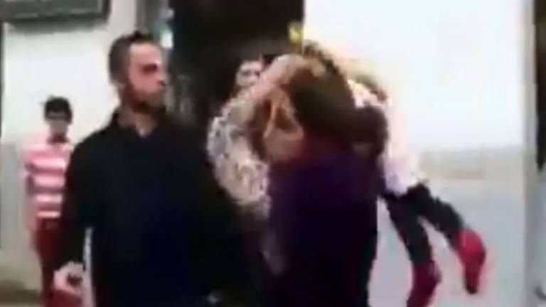 Indignante: una madre usa a su bebé como arma para golpear a un hombre