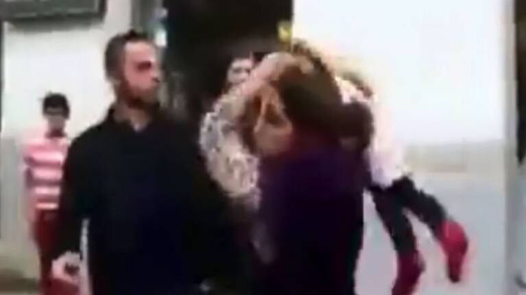Indignante: una madre usa a su bebé como arma para golpear a un hombre