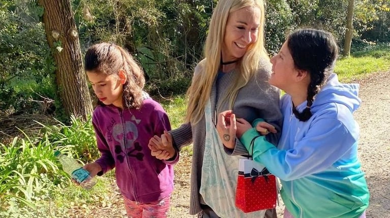Inés Estévez con sus hijas Cielo y Vida | Créditos Instagram @inesestevezin