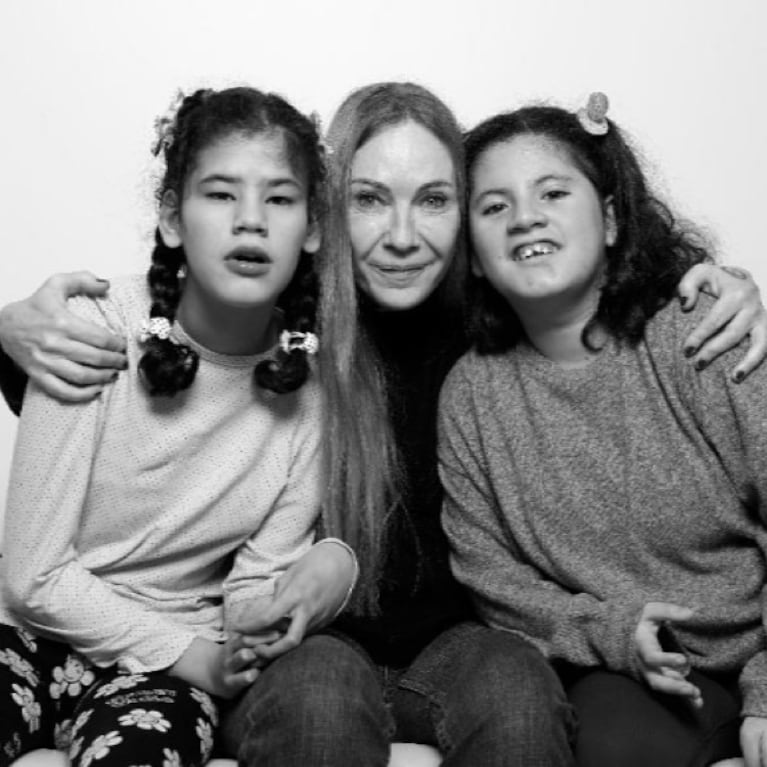 Inés Estévez con sus hijas Cielo y Vida | Créditos Instagram @inesestevezin