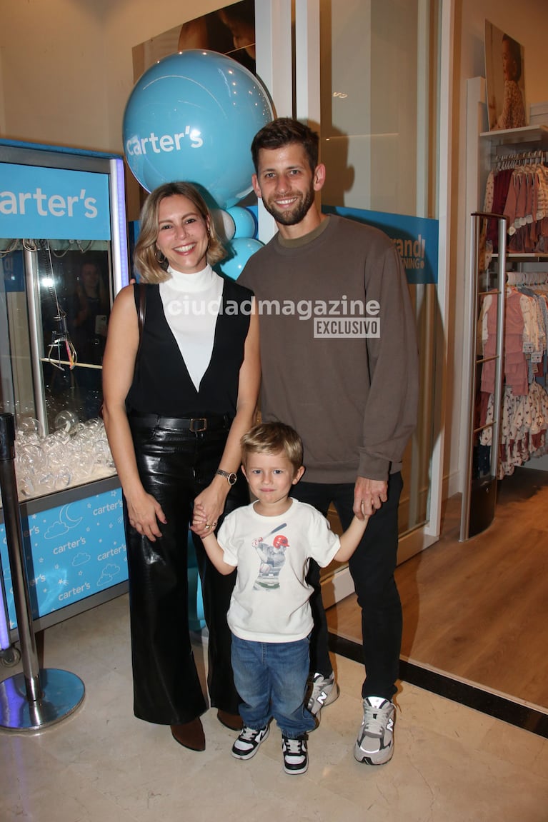 Inés Palombo con su hijo y su pareja en la apertura de una tienda infantil (Foto: Movilpress).