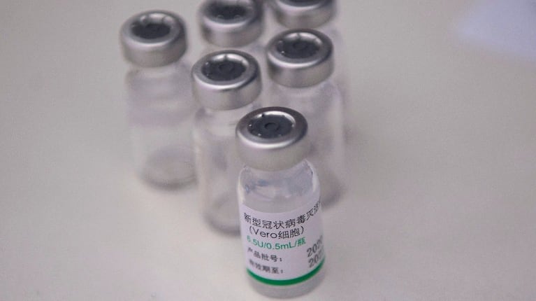 Infectólogo precisó que vacuna Sinopharm tiene una efectividad del 80%. Foto: AFP.