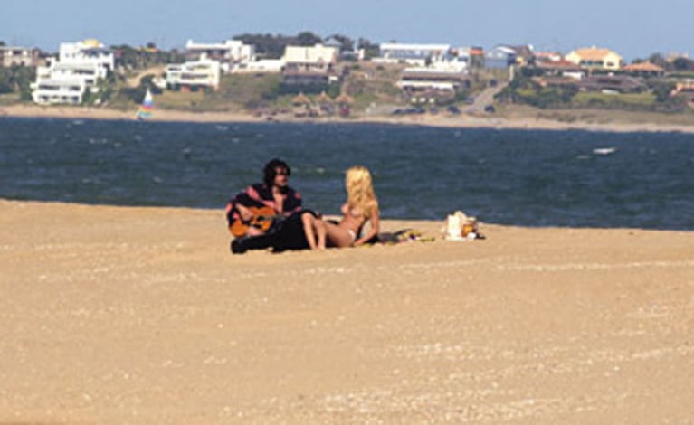Infidelidad registrada: Nicole y Nacho, amor en la playa. (Foto: Revista Gente)