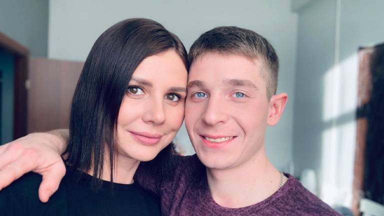 Influencer rusa se divorcia para salir con su hijastro luego de que su marido descubriera el engaño