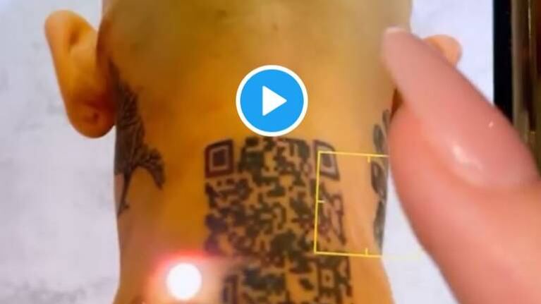 influencer se tatúa en la nuca el código QR de su Instagram para abrirlo en un móvil y no le funciona 