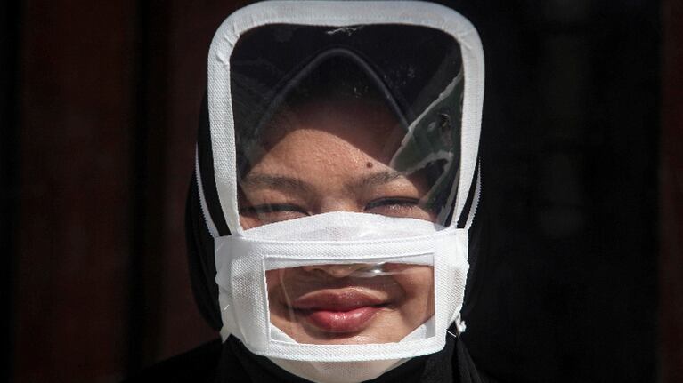 Ingeniosa: una mujer diseñó una mascarilla transparente para ayudar a comunicarse a personas sordomudas. Foto: EFE.