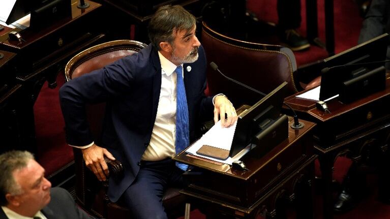 Insólito: Esteban Bullrich colocó una imagen en una video llamada con su cara. Foto: EFE.