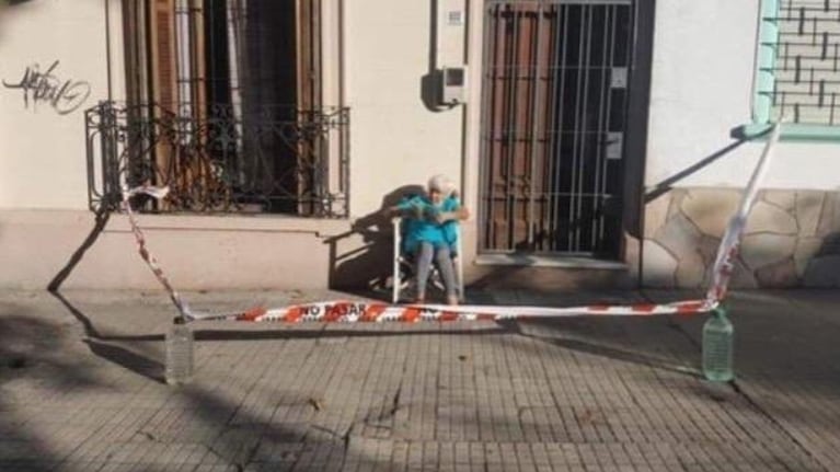 Insólito: una abuela toma sol en la vereda.