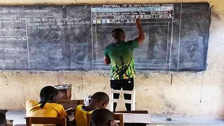 ¡Inspirador! Un profesor enseña a utilizar Word sin una computadora