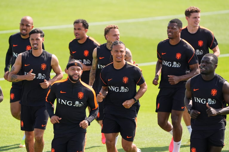 Integrantes de la selección de Países Bajos entrenan antes de que inicie la Copa Mundial el miércoles 10 de junio del 2026. (AP Foto/Charlie Riedel)