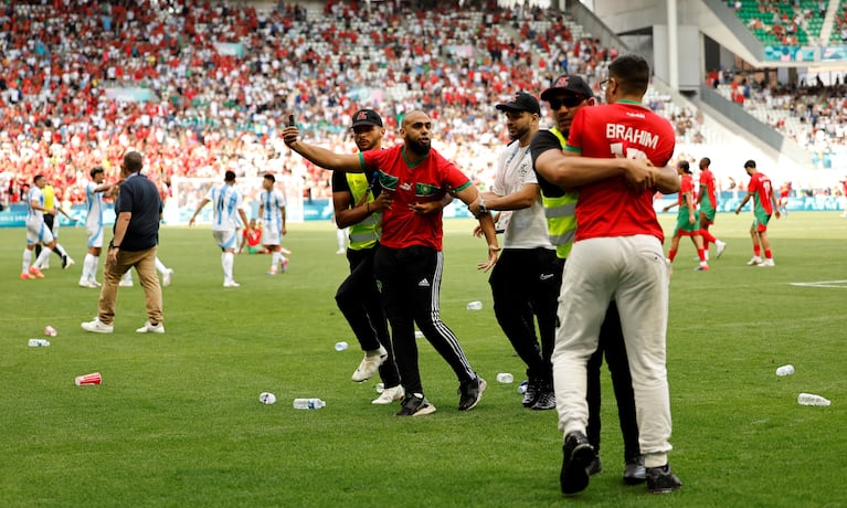 Invasión de cancha en el partido entre Argentina y Marruecos. (Foto REUTERS/Thaier Al-Sudani)