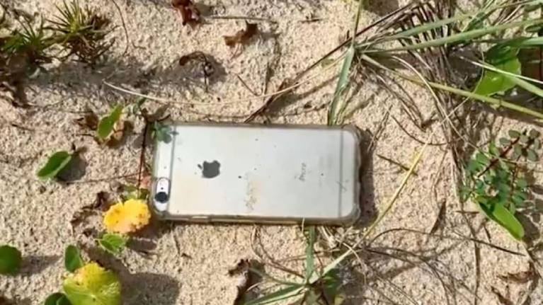 iPhone cae desde un avión, graba la caída de 300 metros y sigue funcionando tras golpear el suelo