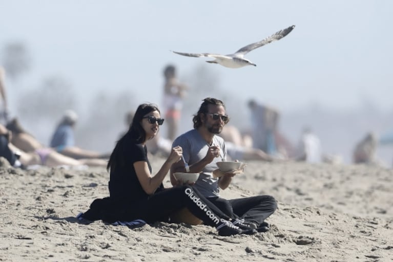 Irina Shayk y Bradley Cooper, enamorados y embarazados en Los Ángeles: mimos y almuerzo frente al mar