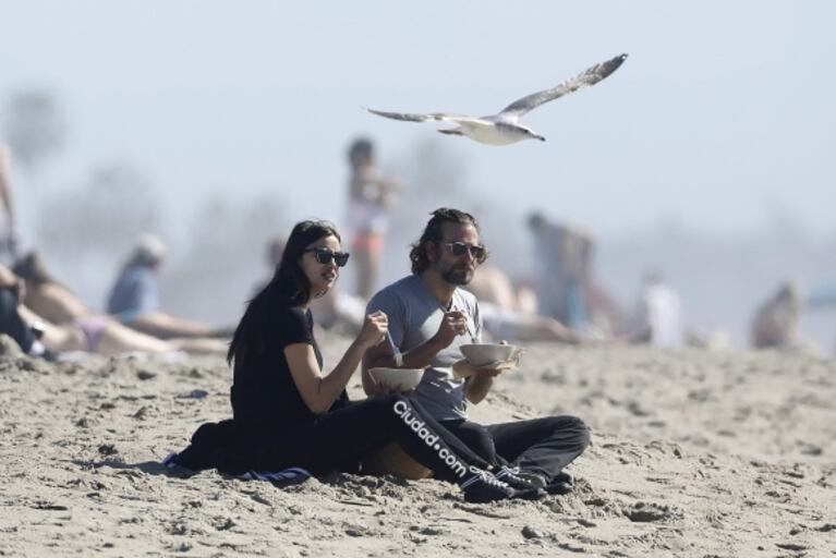 Irina Shayk y Bradley Cooper, enamorados y embarazados en Los Ángeles: mimos y almuerzo frente al mar