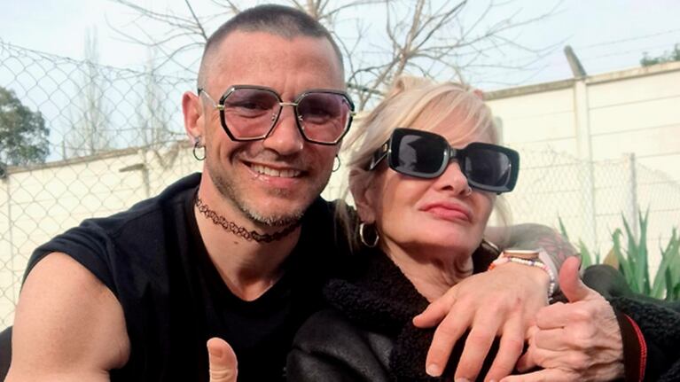 Isabel de Negri se mostró sensual en una foto con su hijo y la fulminaron en redes.