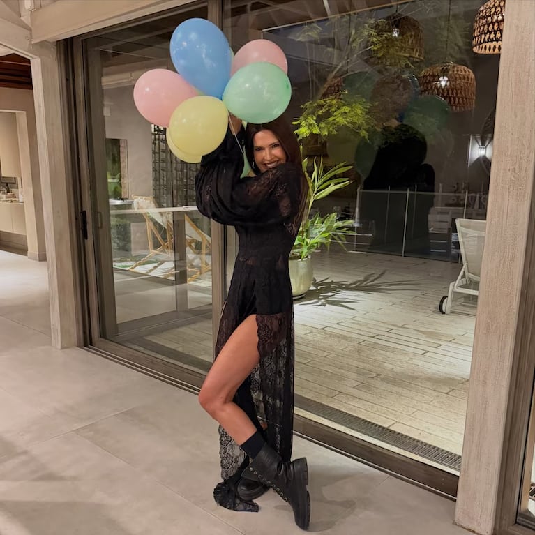 Isabel Macedo apostó por un vestido total black con transparencias para la fiesta nocturna de su cumpleaños