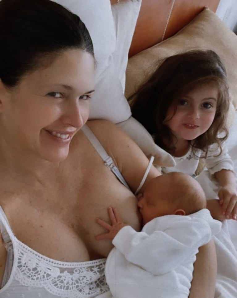 Isabel Macedo compartió las primeras fotos de su beba en su casa, a cuatro días de su nacimiento