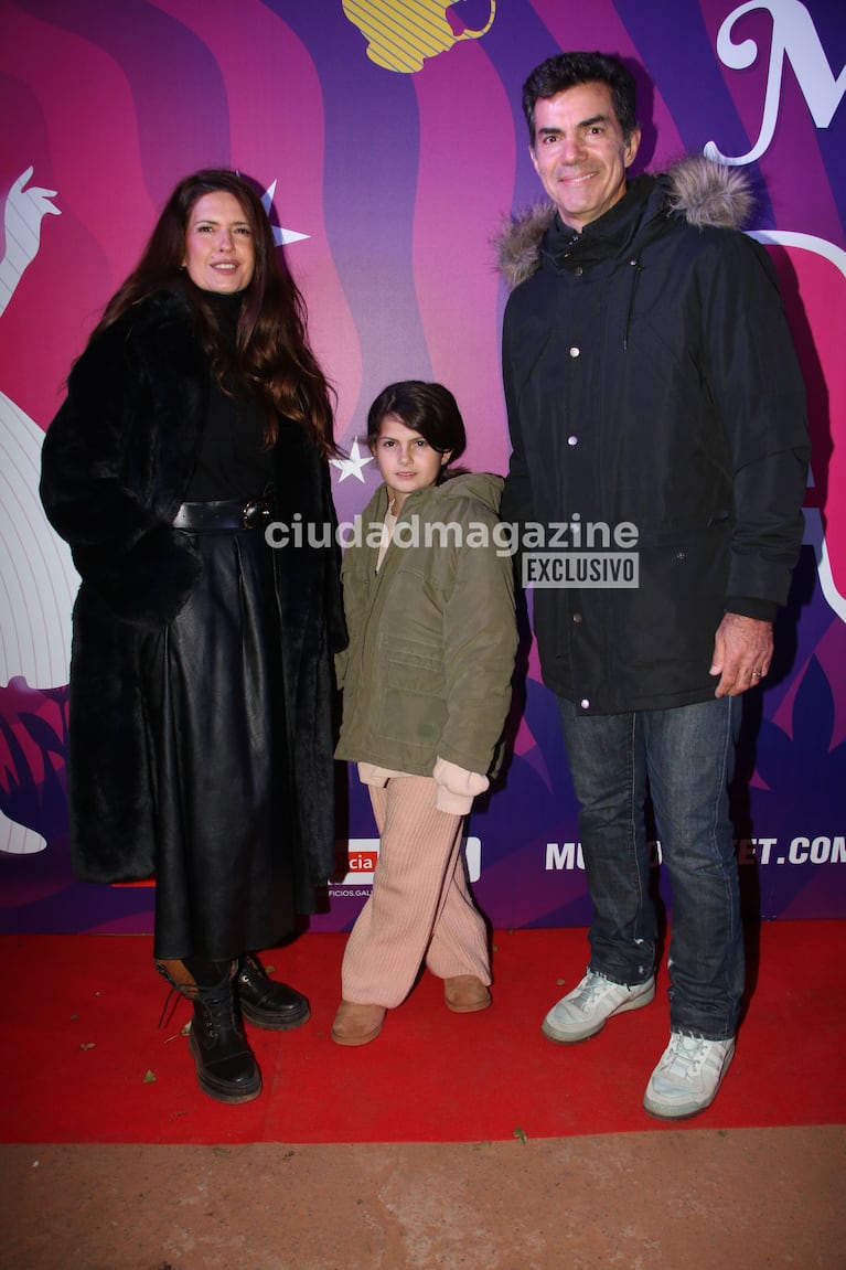 Isabel Macedo con su marido y su hija en Maravillosa Alicia (Foto: Movilpress).