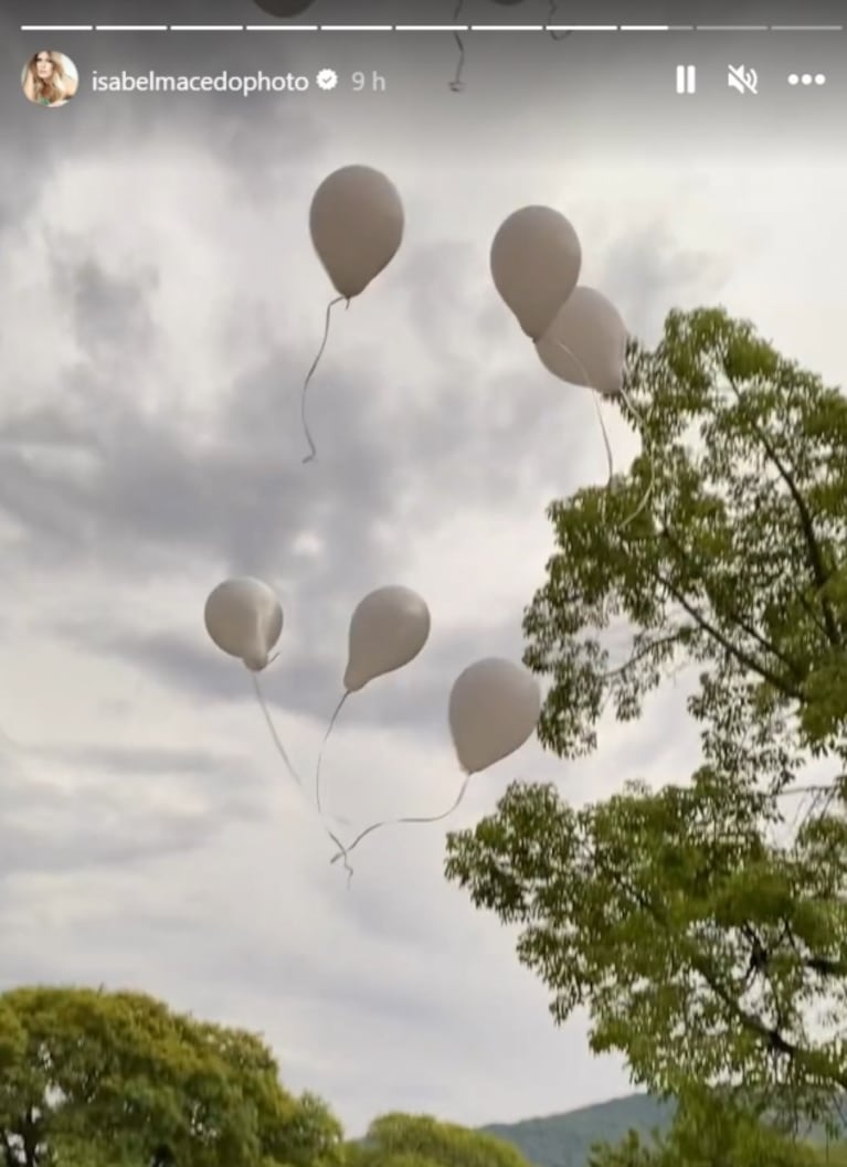 Isabel Macedo organizó una suelta de globos el día que su padre hubiera cumplido años