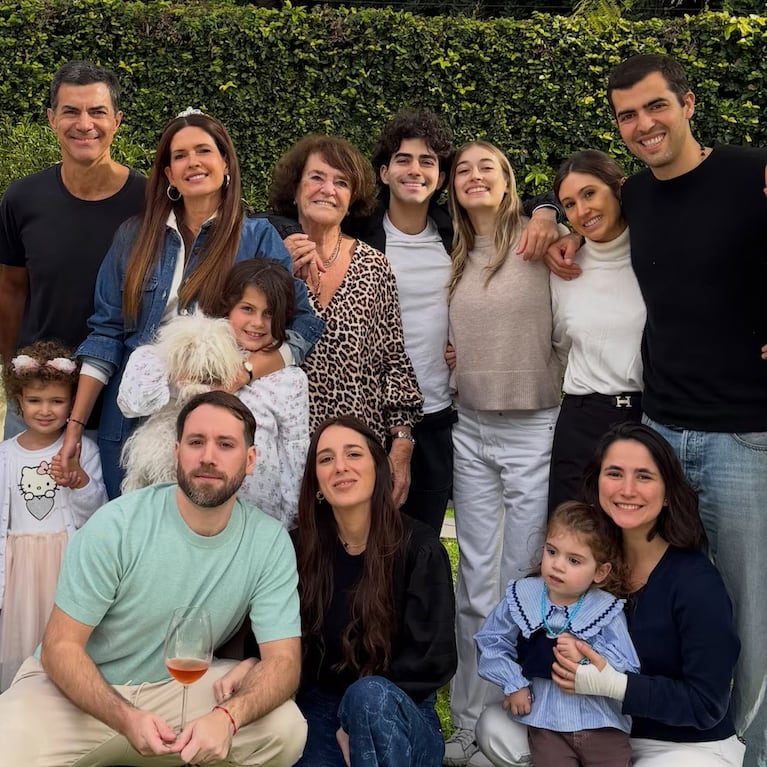 Isabel Macedo posó junto a su familia en la celebración de su cumpleaños 51 Crédito: Instagram