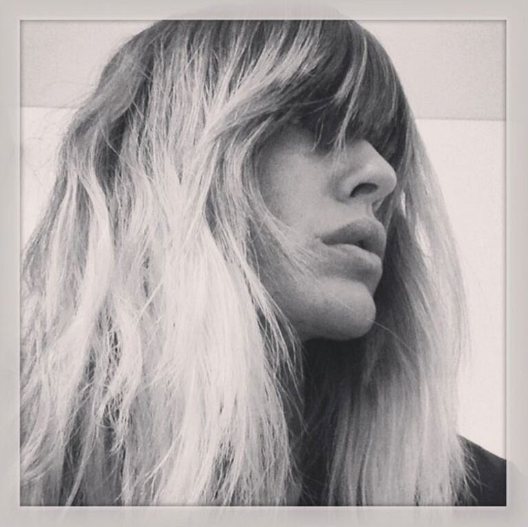 Isabel Macedo se sumó a la ola de famosas con flequillo recto: ¿te gusta su look? (Foto: Instagram)