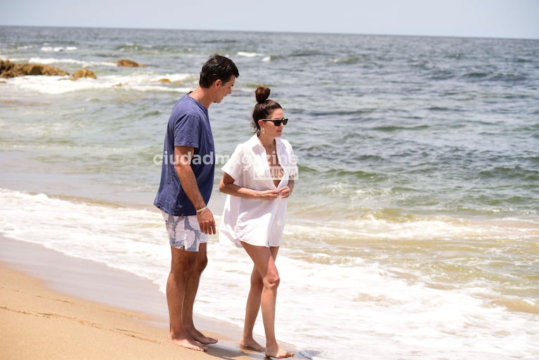 Isabel Macedo y Juan Manuel Urtubey enamorados en Punta del Este (Foto: RS Fotos).