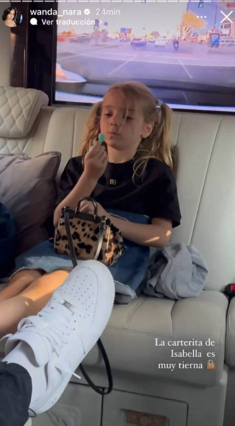 Isabella Icardi lucio una carterita animal print y Wanda Nara se emocionó: "Es muy tierna"