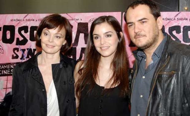 Ismael Serrano junto a su mujer Jimena Ruiz Echazu y la madre de ella, Nora Zinski. (Foto: Clarín.com)