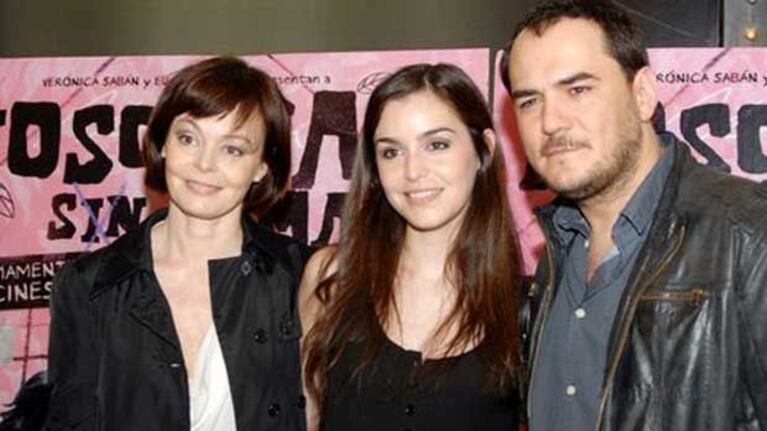 Ismael Serrano junto a su mujer Jimena Ruiz Echazu y la madre de ella, Nora Zinski. (Foto: Clarín.com)
