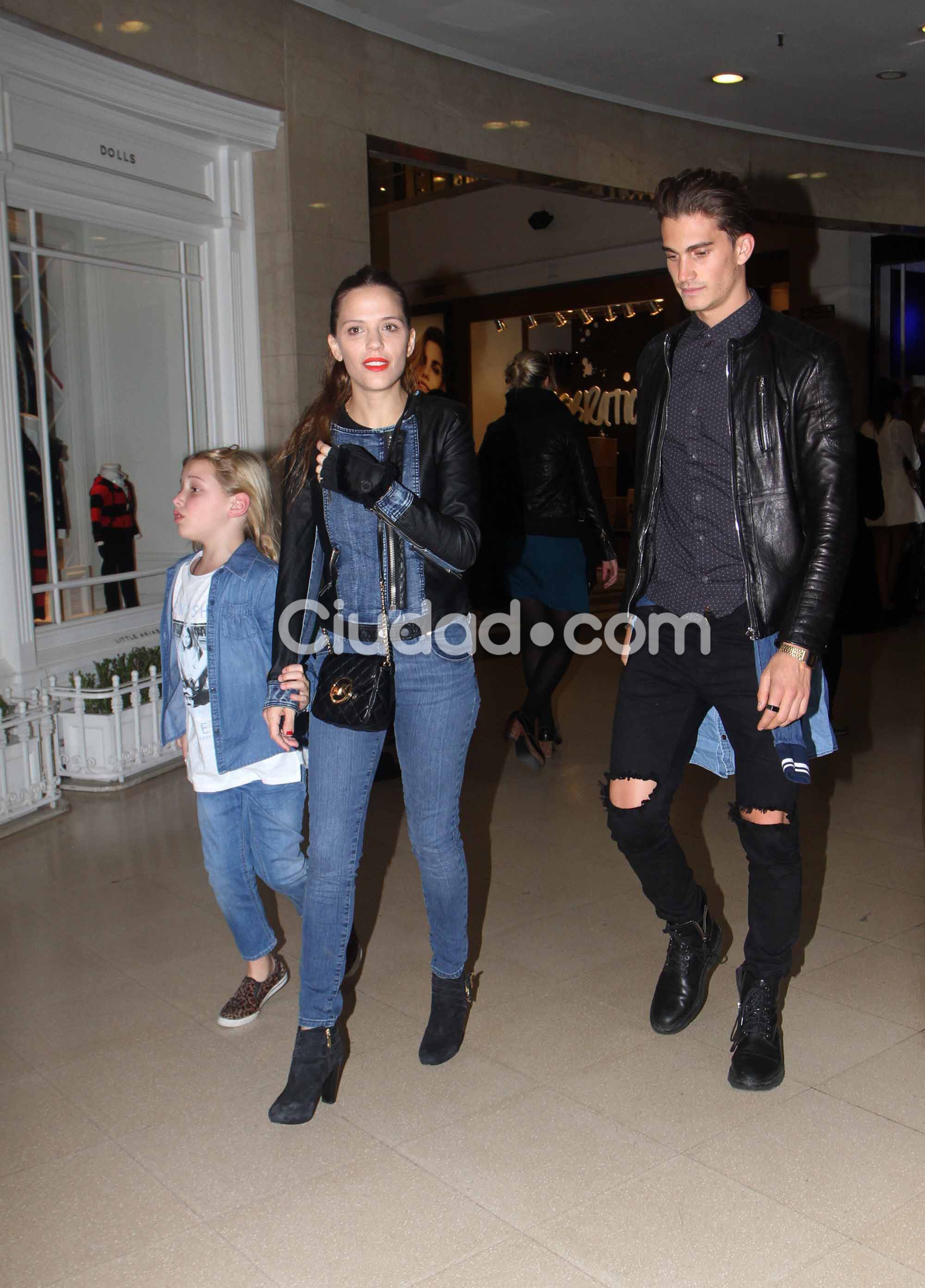 Ivana Figueiras, su hija y su novio. Foto: Movilpress-Ciudad.com.