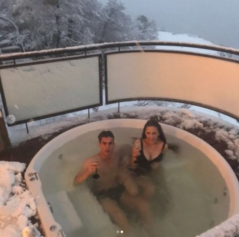 Ivana Figueiras y Tomás Guarracino, una parejita hot: jacuzzi y champagne en la nieve de Chapelco