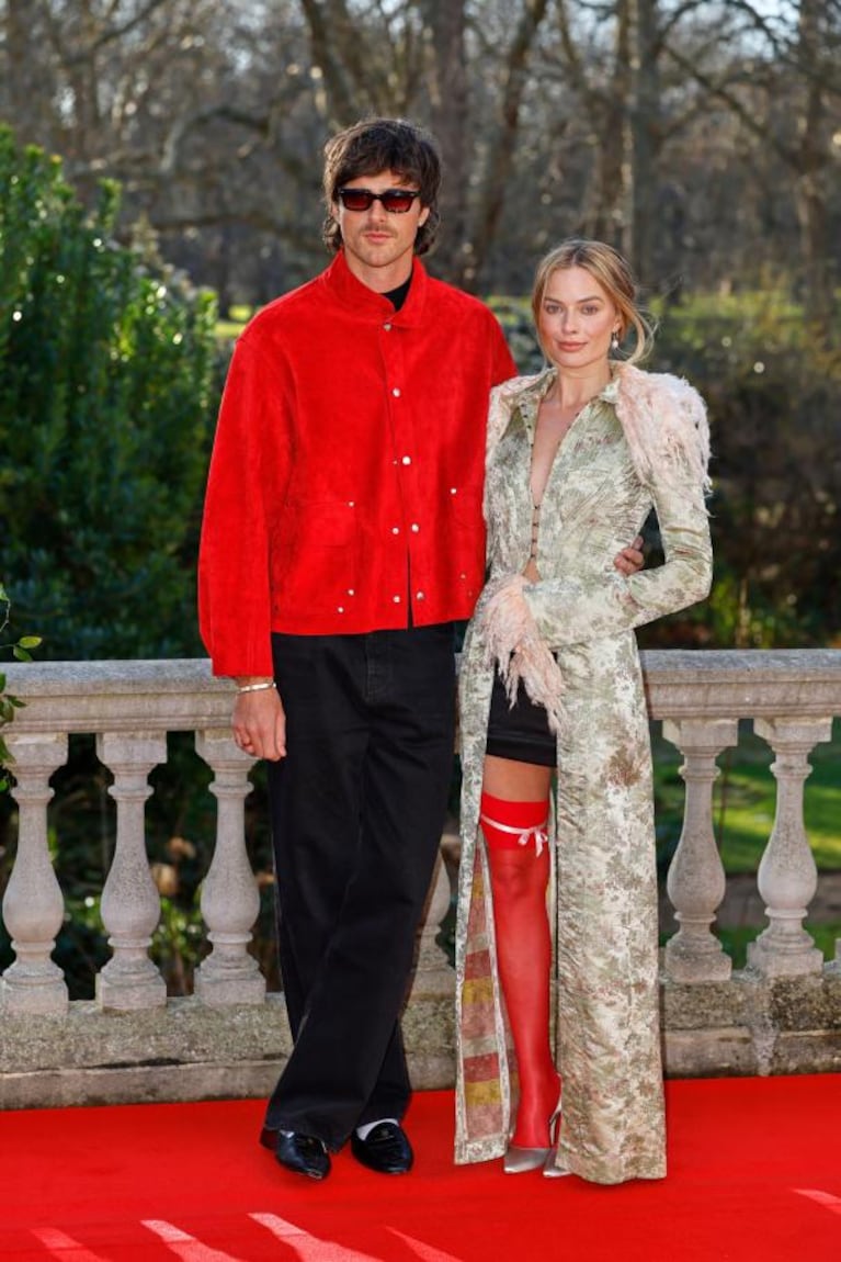 Jacob Elordi y Margot Robbie en la presentación de Cumbres Borrascosas. La actriz luce un conjunto vintage de John Galliano (Foto: AP).