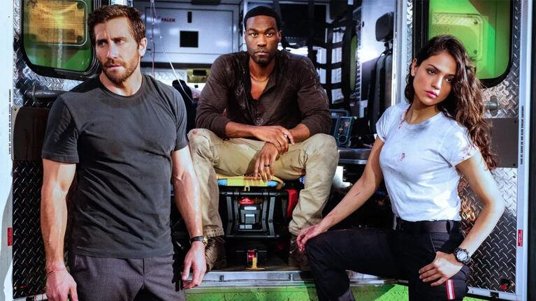 Jake Gyllenhaal como "Danny Sharp", Yahya Abdul-Mateen II como "Will Sharp", Eiza González como "Cam Thompson" en "Ambulancia"
