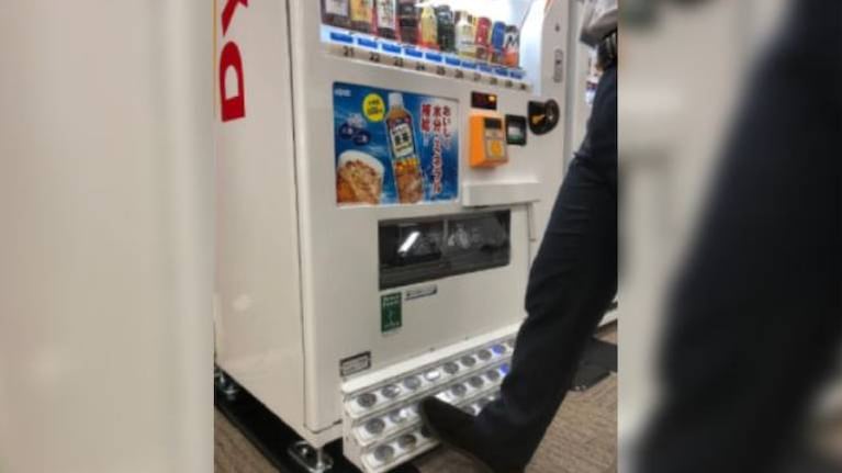 Japón: crean la primera máquina expendedora para usar con los pies y prevenir el coronavirus
