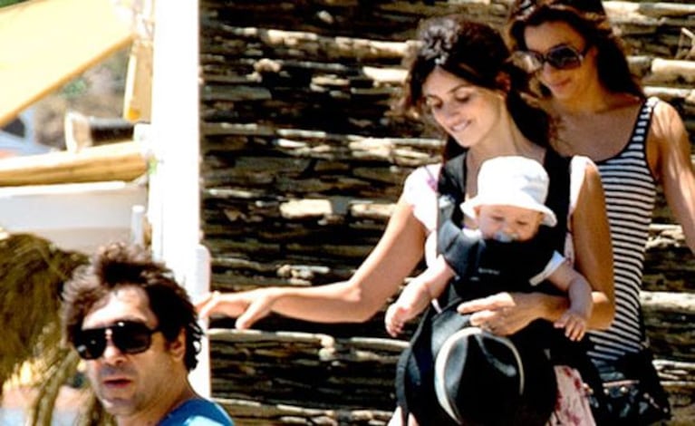 Javier Bardem, Penélope Cruz, Leo y Eva Longoria en el balneario de Roses, España. (Foto: People)