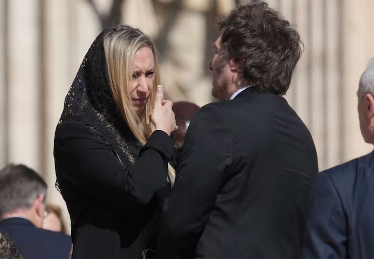 Javier Milei junto a su hermana Karina en el último adiós al papa Francisco (Foto: AP).