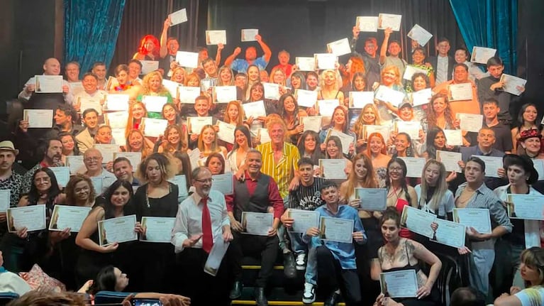 Javo Rocha y los egresados de teatro de Aptra.