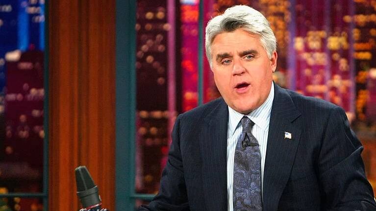 Jay Leno se quemó el rostro y sufrió graves quemaduras: cómo está de salud