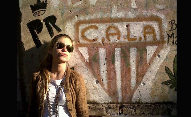 Jazmín De Grazia y el escudo de Los Andes, una de sus pasiones. (Foto: Web)