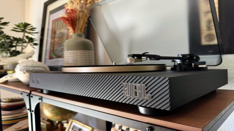 JBL ha sabido capitalizar la tendencia retro al fusionar la nostalgia del vinilo con la tecnología en su tocadiscos Bluetooth JBL Spinner BT.