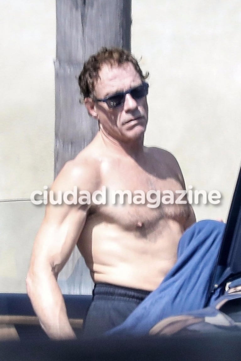  Jean-Claude Van Damme lució su lomazo a los 56 años: infaltable visita al gym y un cambio de remera en pleno estacionamiento